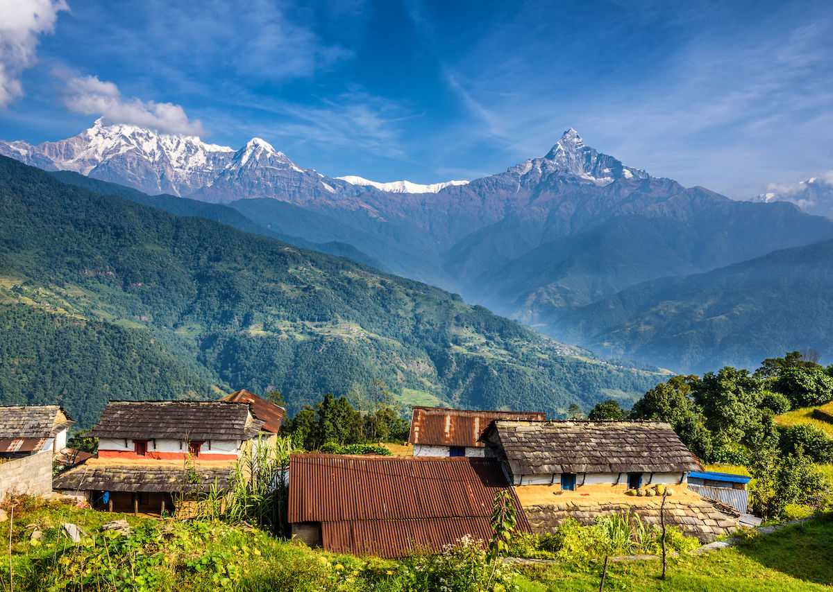 Город покхара, непал, затерянный среди гор