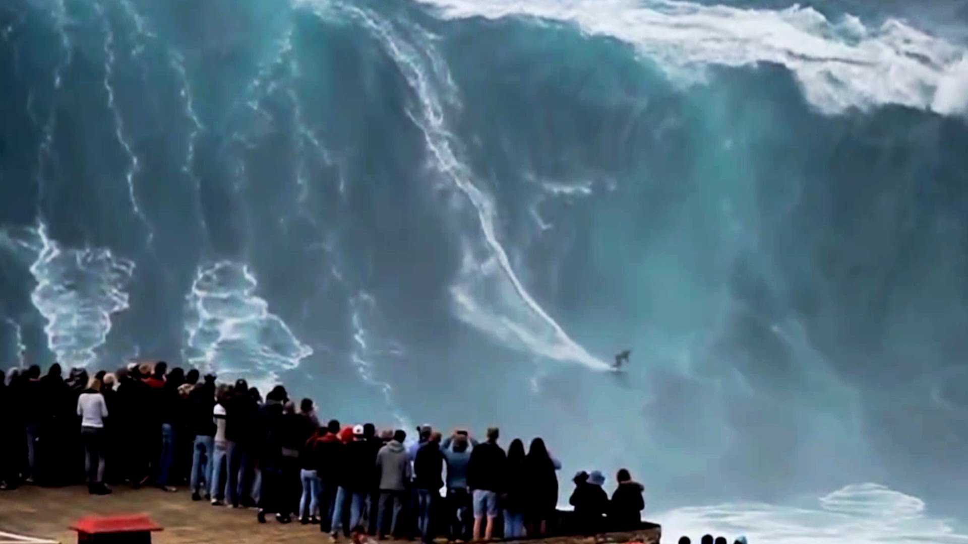 Волны огромные страшные. Португалия серфинг Nazare. Шторм Назаре Португалия. Самые большие волны в Португалии Назаре. Самая большая волна ЦУНАМИ В мире.