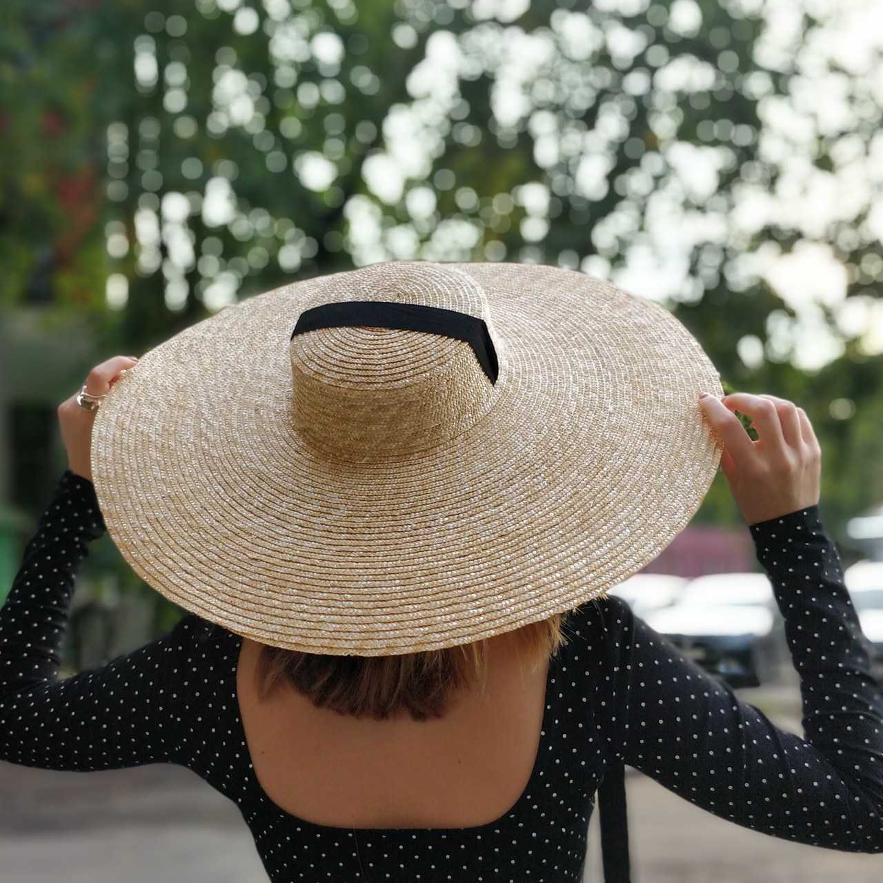 Большая соломенная шляпа. Канотье соломенная шляпа. Шляпкаrfyjnmt , соломенная. Соломенная шляпа канотье женская. Летние шляпы канотье.