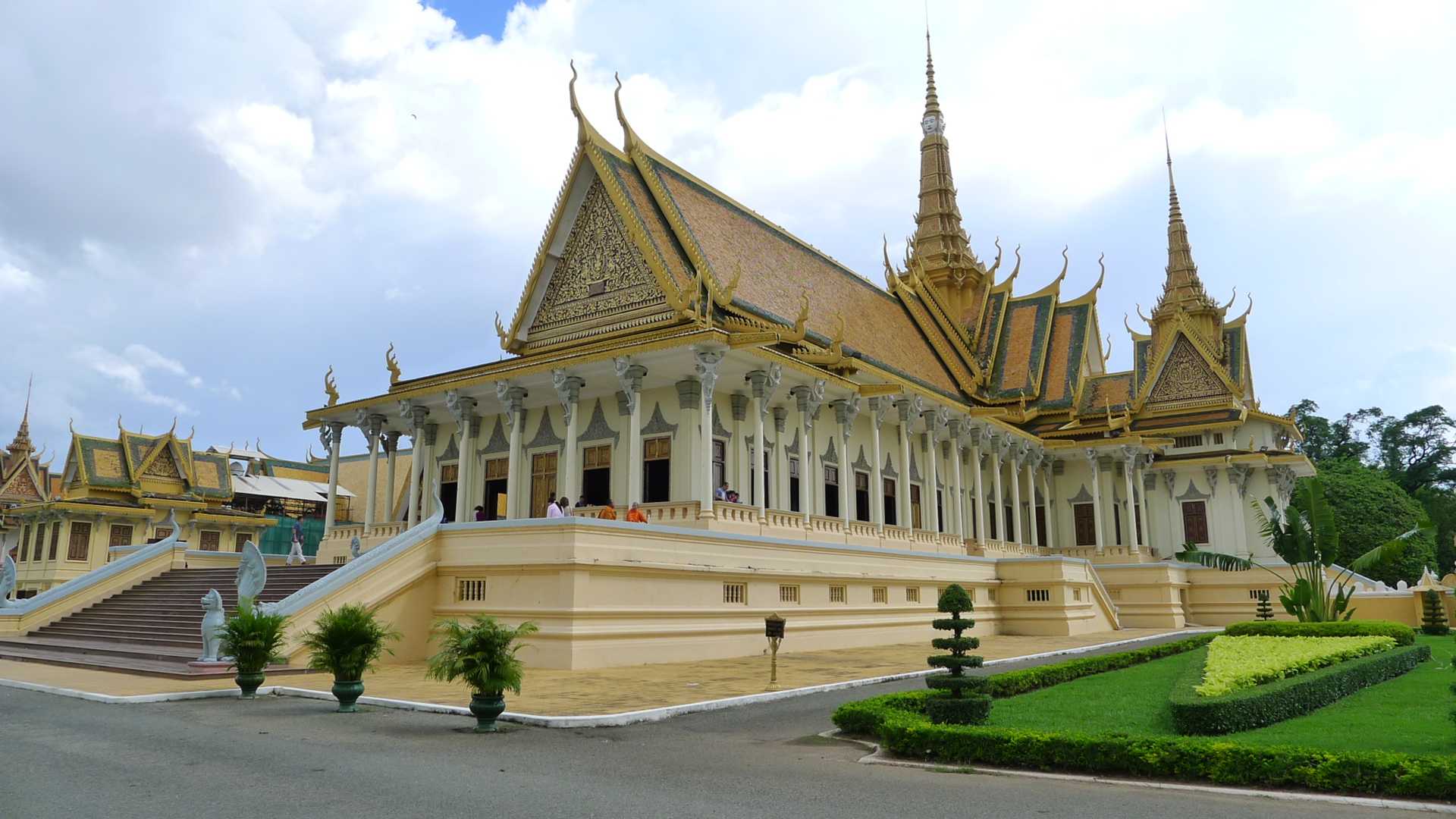 Бангкок камбоджа. Пномпень национальный музей. Национальный музей Камбоджи. Камбоджа Королевский дворец дворец Кхемарин. Пномпень Королевский дворец монахи.