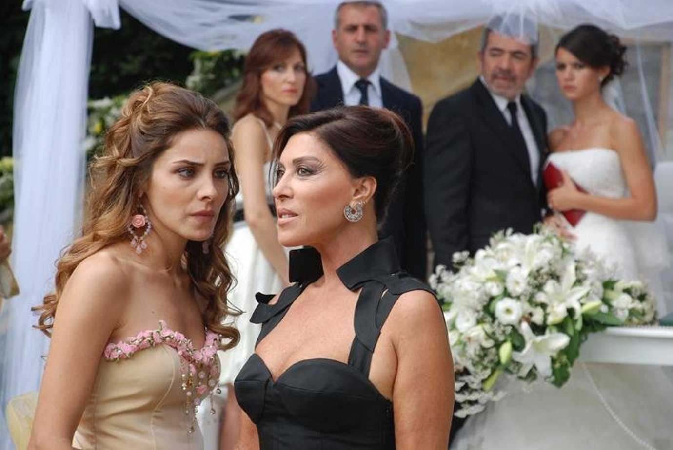 Запретная любовь. Берен саат и Нур Феттахоглу. Запретная любовь телесериал Турция 2008. Берен саат и Нур Айсан. Небахат Нур Феттахоглу.