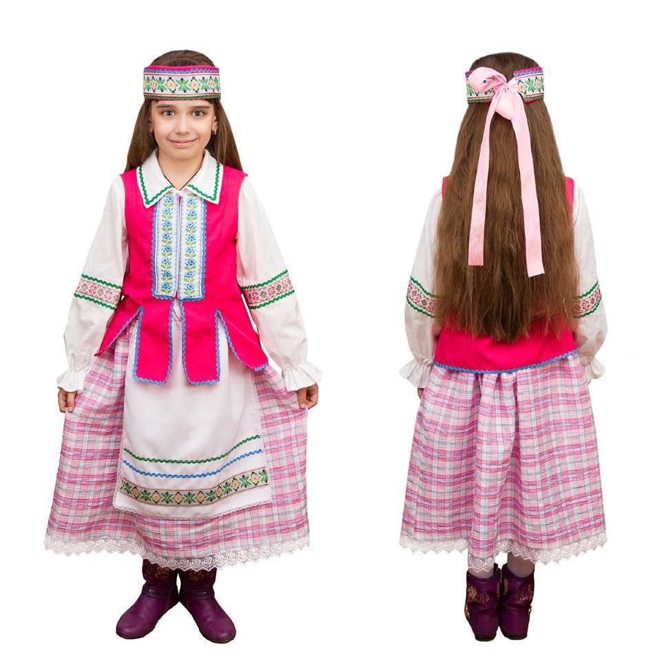 Дети в белорусских национальных костюмах